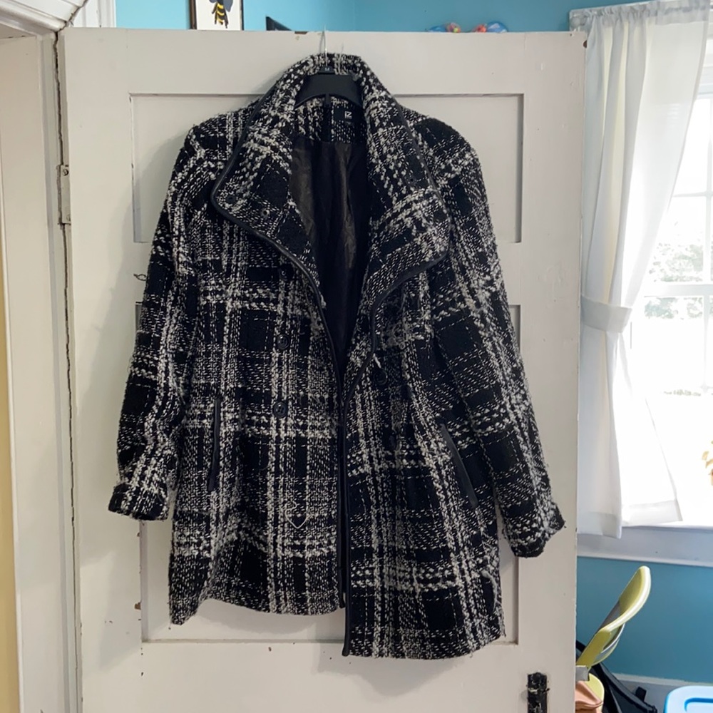 Women’s Black and White Coat Size XL